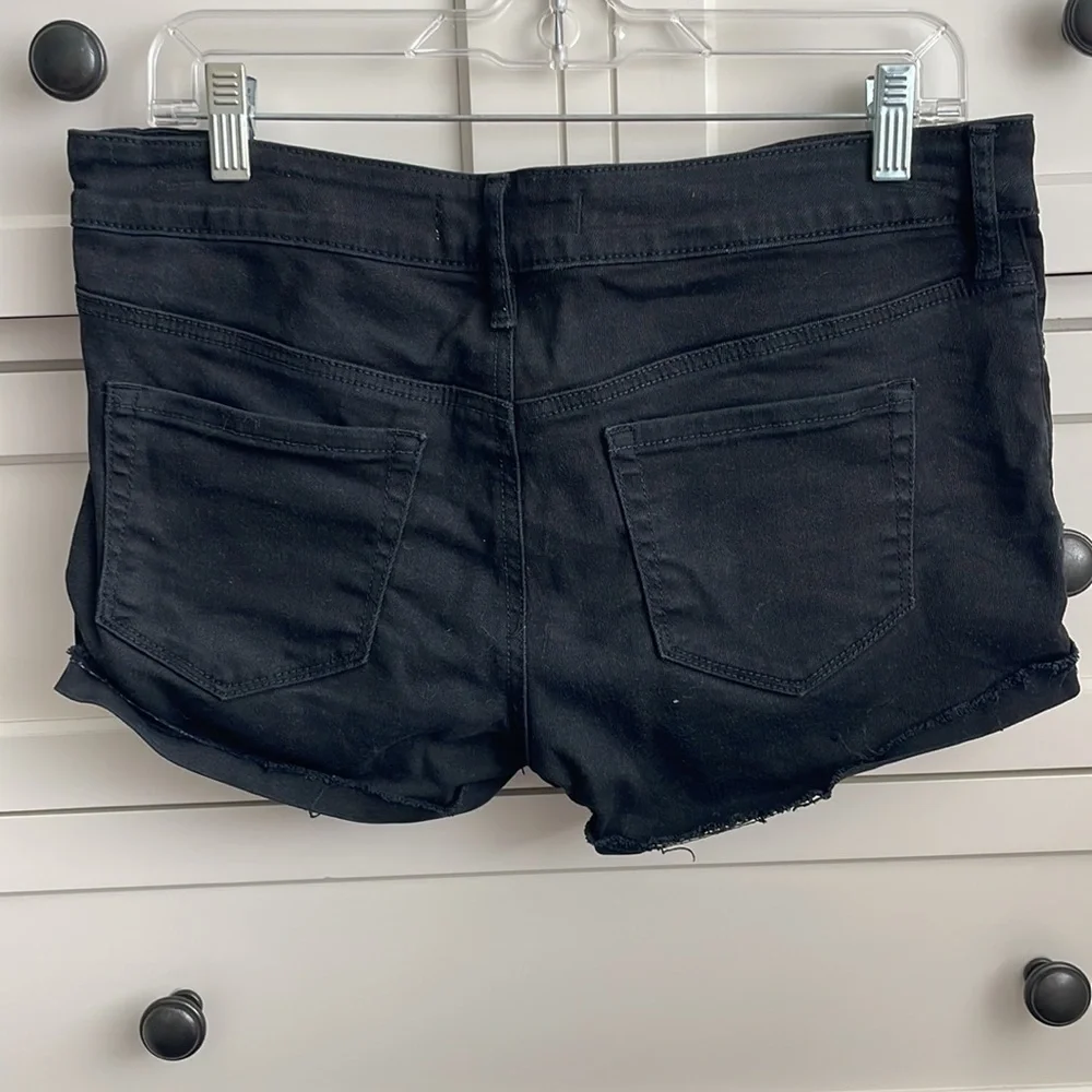 Bullhead Women’s Black Denim Cuffed Low Rise Shorts - Size 9 - Picture 4 of 7